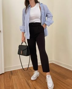 Blue Striped Shirt Outfit, Outfits With Striped Shirts, Outfit Trabajo, Ladies Outfits, Casual Work Outfits Women, Casual Chic Outfits, Casual Outfit Inspiration, Blue Striped Shirt, Cold Outfits