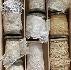 many different types of laces are in a box