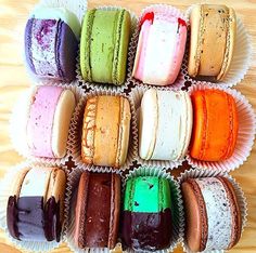 there are many different colored macaroons in the box