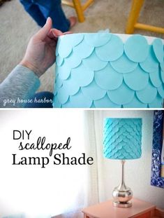 a lamp shade that is made out of blue paper and has the words diy scalloped lamp shade on it