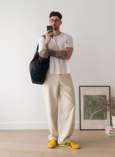 Minimal Everyday Outfit, Chino Pants Men Outfits, David Guison, Onitsuka Tiger Outfit, Daniel Simmons, Classy Streetwear, Minimalist Fashion Men, Minimalist Men, Mens Casual Outfits Summer