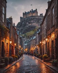 Scottish Architecture Traditional, Edinburgh Scotland Fall, Edinburgh Royal Mile, Edinburgh Scotland Aesthetic Fall, Living In Edinburgh, Living In Scotland, Scotland Travel Aesthetic, Rich City Aesthetic, Scotland In Fall