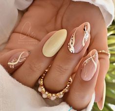 Pale Yellow Nails, Gold Summer Nails, French Manicure Acrylic Nails, Occasion Nails, Tape Nail Art, Short Nail Ideas, Nails With Gold, Yellow Nails Design, Pedicure Manicure