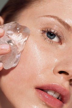 Es ist der neueste Beauty-Trend, der unsere Instagram-Feeds überschwemmt: Skin-Icing. Wir erklären, warum die Eis-Zeit (als Gesichtsbehandlung) gekommen ist. Face Icing, Clear Skin Overnight, Frozen Face, Face Tools, Natural Laundry, Beauty Remedies, Puffy Eyes, Skin Tips, Ice Cubes