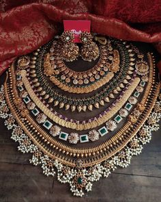 Amazing necklace designs! Kerala Jewellery, Indian Bridal Jewelry, Indian Jewelry Earrings, Indian Bridal Jewelry Sets, Bridal Jewellery Design, Antique Jewellery Designs, Gold Necklace Indian Bridal Jewelry