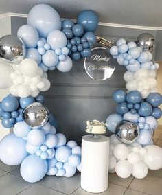 blue and white balloons are arranged in the shape of a wreath for a baby's first birthday