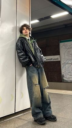 Pinterest Outfits Men, Winter Outfits Men Y2k, Standing Pose For Men, Winter Leather Jacket Outfit Men, Cool Guy Outfits Casual Street Styles, Male Edgy Outfits, Winter Fits Aesthetic Men, Wall Poses Men, Oversized Mens Fashion