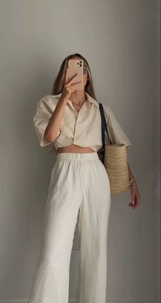 Neutral Tones Outfit Summer, Beige Outfit Ideas Summer, Minimalist Neutral Aesthetic, Lenin Outfits Women, Pantalones Beige Outfit, Neutral Beach Outfits, Beach Outfit Neutral, Bangkok Outfit Ideas, Neutral Clothing Aesthetic