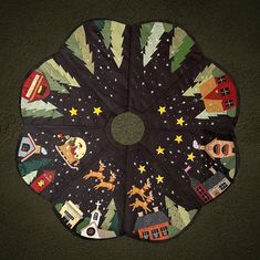 a quilted christmas tree skirt with santa's sleighs on it