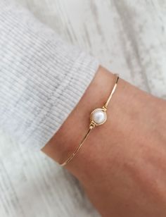 "14k Gold Pearl Bracelet,Delicate Pearl Bracelet,Simple Pearl Bracelet,Wedding Jewelry,Layering Bracelet,Dainty Gold Bracelet,Natural Pearl. <>Tarnish Resistant. <> High Quality Materials. <> Available in sterling silver 925 or gold-filled 14k. <> Gemstone Type -natural pearl <> Gemstone Size -5.5mm <> Gemstone Cut - Round <> Metal Type - gold filled 14k <> Bracelet size- XS - Length- 6.5\" + Extension chain - 1.3\" S - Length- 7\" + Extension chain - 1.3\" M - Length- 7.5\" + Extension chain - Pearl Bangles Gold Jewelry, Simple Wedding Bracelet, Wedding Day Bracelet, Single Pearl Bracelet, Gold Bracelet With Pearls, Simple Pearl Bracelet, Dainty Gold Pearl Bracelet, Delicate Pearl Bracelet, Simple Pearl Jewelry