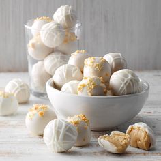 Peanut Butter Snowballs Peanut Butter Snowballs, Peanut Butter Balls Easy, Snowballs Recipe, Gluten Free Candy, Christmas Desserts Easy, Butter Balls, Christmas Candy Recipes, Peanut Butter Balls