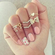 Love knuckle rings right now #jewelryinspiration Bridget Bardot, Midi Rings, Rilakkuma, Fashion Ring, Wristlets