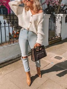 Sweater And Jeans Outfit, Cardigan Fall Outfit, College Sweater, Fall Cardigans, Straight Clothes, Loose Cardigan, Tumblr Outfits