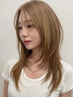 Korean fall hair color: golden brown layers Hush Cut, Hair Inspiration Short, Peinados Fáciles Para Cabello Corto, Short Hair Haircuts, Asian Hair, Cut My Hair