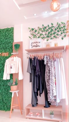 Loja moda feminina Shop Decoration Ideas Boutiques, Boutique Wall Ideas, Ideas Para Boutique, Small Boutique Decor, Small Boutique Ideas, Small Boutique Interior Design, Clothing Store Decor