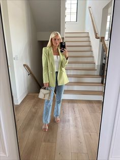 Business Casual Outfits Pop Of Color, Oversized Linen Blazer Outfit, Pastel Blazer Outfit For Women, Blazer Outfits Casual Spring, Spring Blazer Outfits 2024, Simple Blazer Outfits, Color Blazer Outfits, Blazer Spring Outfits, Neutral With Pop Of Color Outfit