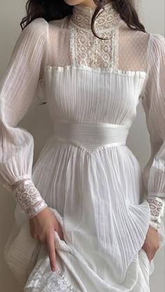 Vintage Lace Wedding Dresses, Vintage Lace Weddings, Old Fashion Dresses, Lace Wedding Dress Vintage, Lace Wedding Dresses, Donatella Versace, Dresses 2020, Vestidos Vintage