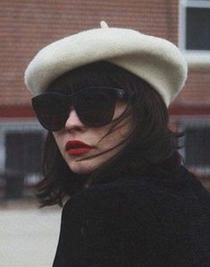 Parisian Winter, Beret Outfit, Style Parisian Chic, Easy Trendy Hairstyles, Taylor Lashae, Lipstick Style, Vintage Street Fashion, Beret Style, Chique Outfit