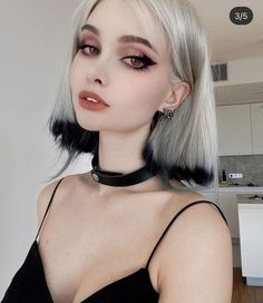 Neck Length Hair, Short Bleached Hair, Bob Hair Color, Creative Hair Color, Ombre Hair Color, Bleached Hair, Hair Inspiration Color, Hair Color Trends, Aesthetic Hair