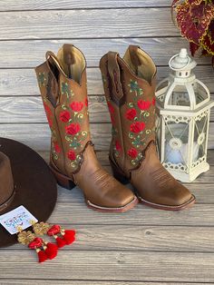 These boots are handmade in 100% genuine leather and with beautiful embroidered design. They are made with high quality for your greater satisfaction and comfort at your feet. Perfects to give that elegance to your outfit. They are comfortable and fashionable to always be beautiful for any occasion. Red Boots Western, Vaquera Outfit Mexican Quinceanera, Charro Boots, Mexican Belts For Women, Boots Mexican, Quinceanera Boots, Boots For Quinceanera, Boots Cowgirl, Mexican Boots Outfits