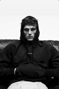 Jacob elordi in hoodie over his head and calvin klein underwear Taylor Lautner, Liam Hemsworth, Cute Celebrity Guys, Cute Celebrities