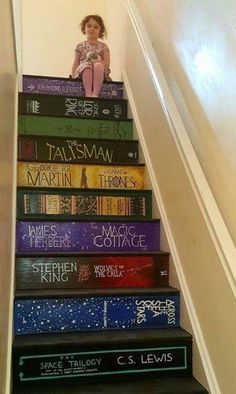 40 ideias de decoração geek inspiradoras e super criativas – Tua Casa Stairs Diy Renovation, Piano Stairs, Stairs Diy, Diy Staircase, Dream Library, Book Spine