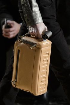 Sac Louis Vuitton, Men Fashion Show, Utility Bag, Fashion Tote Bag, Menswear Fashion, Louis Vuitton Men, Fall 2018, Leather Design, Vuitton Handbags