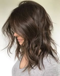 Hairstyle 2022, Bob Hairs, Messy Wavy Hair, Medium Shaggy Hairstyles, Medium Curly Hair Styles, Medium Short Hair, Inverted Bob, Shoulder Length Hair Cuts, Hair Colours