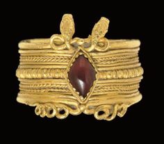 A GREEK GOLD AND GARNET FINGER RING HELLENISTIC PERIOD, CIRCA 3RD CENTURY B.C. Byzantine Gold, Ancient Greek Jewelry, Hellenistic Period, Gold Finger Rings