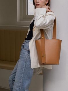 For unique designs and high-quality products, REFRAME pursues craftsmanship through the entire domestic handmade process.- Two-way bucket bag made of Italy leather- Can be worn in two ways: shoulder or cross bag- Gold satin turn lock and saltledge decoration- Durable bag with generous size Workwear Bucket Hobo Bag With Detachable Handle, Chic Bucket-shape Shoulder Bag For Work, Light Brown Bucket Tote Bag For Shopping, Chic Bucket Bag For Workwear, Chic Bucket Bag For Work, Light Brown Tote Bucket Bag For Shopping, Light Brown Large Capacity Bucket Bag With Double Handle, Workwear Bucket Shoulder Bag With Leather Handles, Workwear Leather Handle Bucket Shoulder Bag