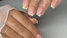 33 Trendy Short Square Nails That Scream Confidence And Class - ZaiuBee Short Tapered Square Nails, Medium Square Nails, Short Nail Bed, Lemon Nails, Tapered Square Nails, Pink Sparkles, Tapered Square, Nail Fashion