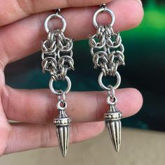 Handmade Maille & Silver Spikes Dangly Earrings .Earrings Posts Are Stainless Steel . To Create The Maille Links I Use Stainless Steel Hoops As Well And Spikes Charms Are Antique Silver Plated . It Is Nickel Free , Allergy Free , Hypoallergenic , No Itching , Do Not Change Color , Rust Or Turn Skin Green . Handmade By Me Any Questions Lmk ! Handcrafted / Boho / Bohemian / Boho Chic / Gypsie / Hippie / Festival / Goth / Gothic / Viking / Medieval / Victorian / Rock & Roll / Rocker / Rock Chic / B Chainmaille Patterns, Gothic Viking, Chain Mail Earrings, Chainmaille Jewelry Patterns, Chainmail Earrings, Viking Medieval, Chainmaille Earrings, Spiked Jewelry, Chainmaille Jewelry