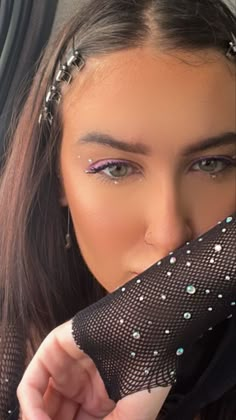 Subtle Festival Makeup, Festival Makeup Simple, Eye Make Up With Rhinestones, Club Makeup Ideas, Glitter Makeup Concert, Simple Jewel Makeup, Festival Eye Makeup Simple, Make Up Gems Jewels, Festival Simple Makeup