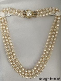 Welcome to LUXURYATITSFINEST, your final destination for gorgeous vintage pearl jewelry at highly competitive prices. Vintage Pearl jewelry is our Passion. All our jewelry pieces are tested and guaranteed authenticity. We are auctioning of a vintage estate high quality saltwater Japanese AKOYA genuine Pearl necklace. The vintage Akoya pearls were allowed to grow in the host shell for much longer, creating a thicker layer or nacre. That is where the deep radiance comes from~many many layers of the "calcium substance" that is produced, giving the pearls a 3D type look. If you are looking at this listing you already know that the pearls are classy addition to any outfit. You are about to invest in timeless elegance and beauty. This necklace is gorgeous and it’s embellished with 14K 585 solid Old Style Jewellery, Bridal Pearl Necklace Vintage, Real Pearls Necklace, Old Money Pearl Necklace, Old Money Jewelry, Vintage Pearl Jewelry, Everyday Aesthetic, Fine Jewelry Necklace, Blithe Spirit