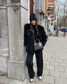 Black Fur Outfit, Black Beanie Outfit, Black Fur Coat Outfit, Cute All Black Outfits, Fur Coat Street Style, Fur Coat Outfits, Faux Fur Coats Outfit, Fur Jacket Outfit, Fur Coat Outfit