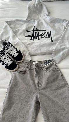 Outfits With Campus 00s Black, Outfits With Grey Campus 00s, How To Style Adidas Campus 00s, Adidas Campus 00s Grey Outfit, Grey Adidas Campus Outfit, Outfits With Adidas Campus 00s, Ash Style Outfit, Grey Campus 00s Outfit, Cute Hoodies Aesthetic