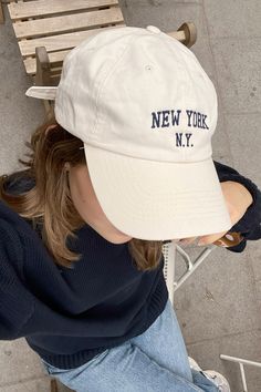 brandy melville fits brandy mellville aesthetic cap outfit girls cap outfit nyc girl aesthetic Picture With Cap, Cream Cap Outfit, White Ball Cap Outfit, Girl With Cap Aesthetic, New York Cap Outfit, Cap For Girls Style, Cap Aesthetic