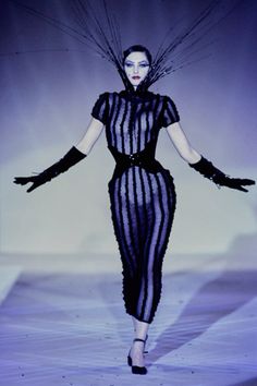 Mugler Spring 1997 Couture, Mugler 90s, Mugler Runway, 90s Runway Fashion, Runway Fashion Couture, Couture Looks, Thierry Mugler, Ex Machina, Dark Fashion