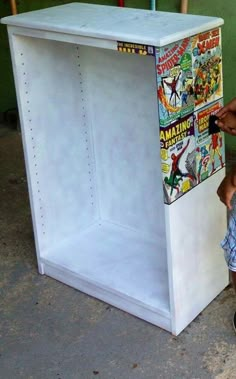 Super glue super hero comics to a bookshelf... Avengers Bedroom, Super Hero Room, Deco Disney, Superhero Bedroom, Superhero Room, Boys Room Ideas, Boys Bedroom Ideas