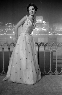 Christian Dior Evening Dress Christian Dior Gowns, Dior Gown, Vintage Fashion Photography, Vintage Vogue