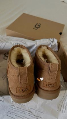 fall vibes🍂 uggs boots Slippers Aesthetic, Uggs Ultra Mini, Uggs Chestnut, Ultra Mini Uggs, Mini Ugg Boots, Ugg Mini Boots, Boots Aesthetic, New Uggs, Uggs Boots