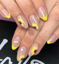 Cute Sunflower Nails, Summer Yellow Nails, Nail Art Fleur, Smart Nails, Sunflower Nail Art, Cute Sunflower, Sunflower Nails, Cute Simple Nails, Simple Gel Nails