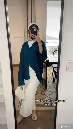 Modest Boat Outfit, Hijabi Classy Outfit Summer, Egypt Street Style, Mediterranean Outfit Winter, Elegant Modest Summer Outfits, Modest Outfits Fashion, Chic Hijabi Outfits, Holiday Fits Modest, Abaya Casual Outfit