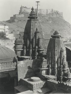 an old black and white photo of the roof of a building with many spires