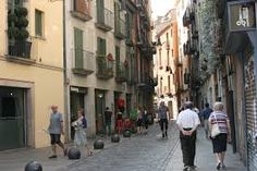 people are walking down an alley way in the city