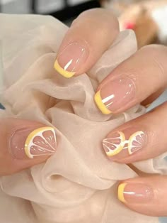 Spring Nails are all about embracing fresh, vibrant colours and playful designs. Think pastel hues like soft pinks, mint greens, and baby blue, adorned with foral patterns, delicate grandients, or whimsical nail art. Lemon Nails, Manicure Gel, Simple Gel Nails, Fake Nails With Glue, Beach Nails, Nail Designs Spring