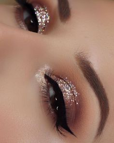 Glitter Eyeshadow Tutorial, Machiaj Smokey Eyes, Quince Makeup, Carnaval Make-up, Eye Makeup Glitter, Glittery Eye Makeup, Maquillage Yeux Cut Crease, Skincare Favorites, Evening Eye Makeup