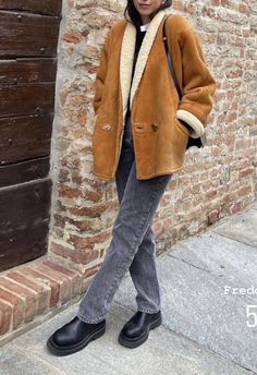 Faux Shearling Jacket Outfit, Brown Shearling Jacket Outfit, Womens Shearling Jacket, Shearling Jacket Outfit, Japan Outfits, Fall Travel Outfit, Vintage Shirt Dress, Leather Outerwear