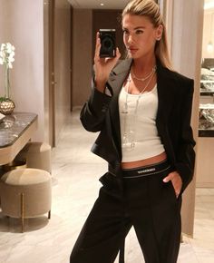 How To Pose, Strike A Pose, Mode Fashion, Selfies, Moda Fashion, Cool Girl, Fashion Inspo Outfits, Cool Style, Nice Dresses