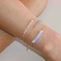 Gemstone Gold Bracelet, Dainty Crystal Bracelet, Bead Bracelet Packaging Ideas, Bead And Chain Bracelet, Chain And Bead Bracelet, Diy Handmade Bracelets, Dainty Gemstone Bracelets, Diy Chain Bracelets, Crystal Bracelets Diy